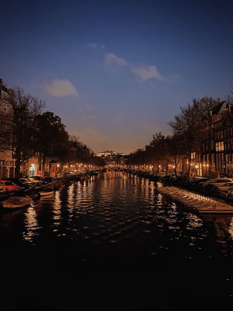 canaux d'amsterdam de nuit